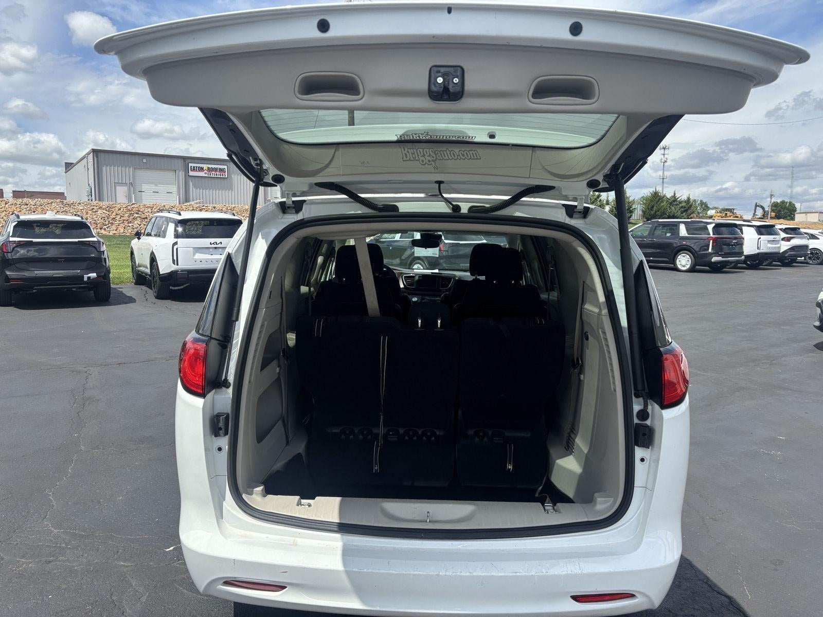 2023 Chrysler Voyager LX