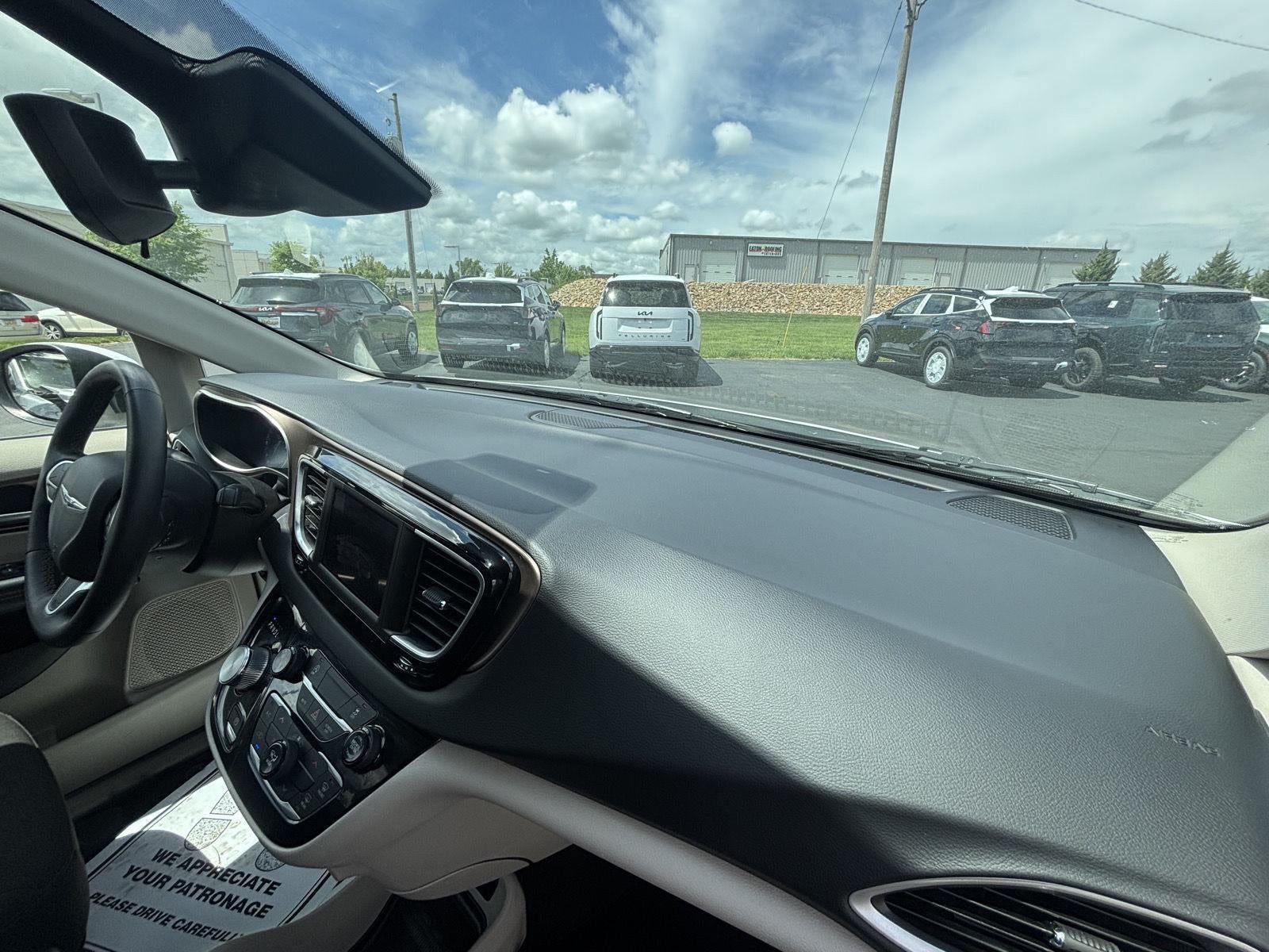2023 Chrysler Voyager LX