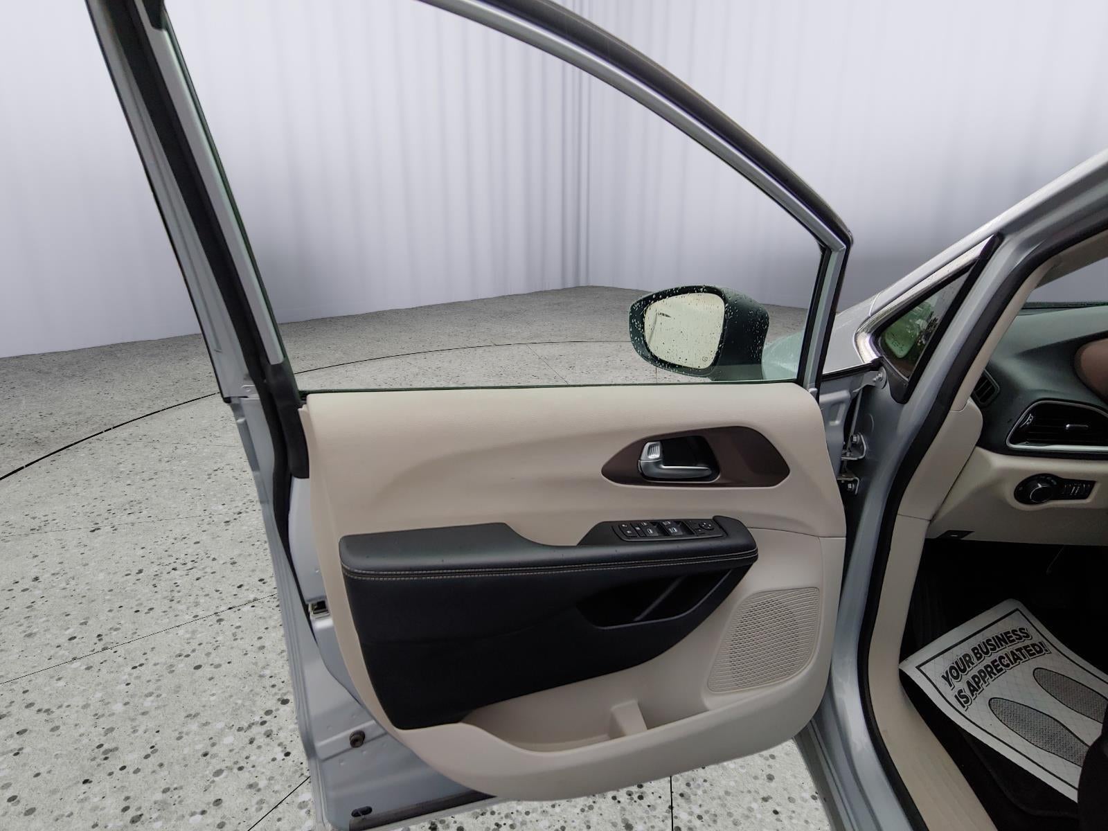 2023 Chrysler Voyager LX