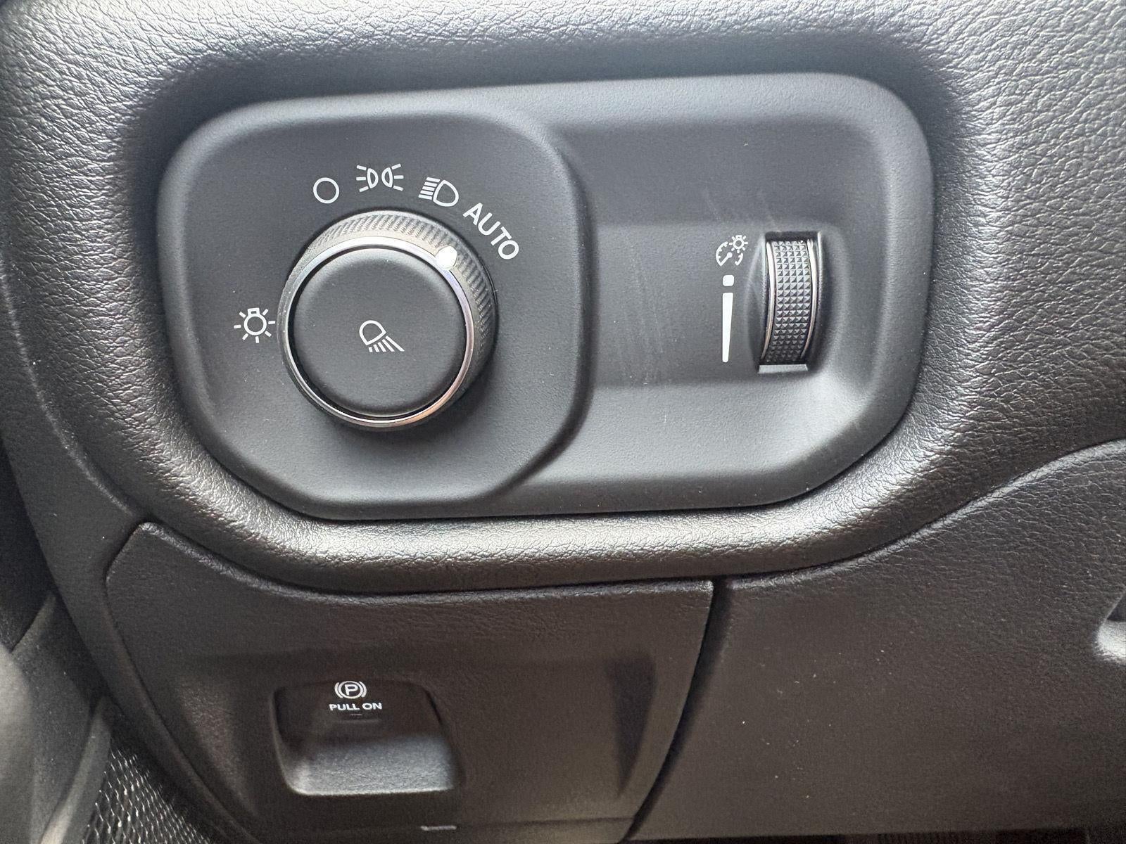 2026 RAM 1500 Tradesman Crew Cab 4x4 5'7' Box