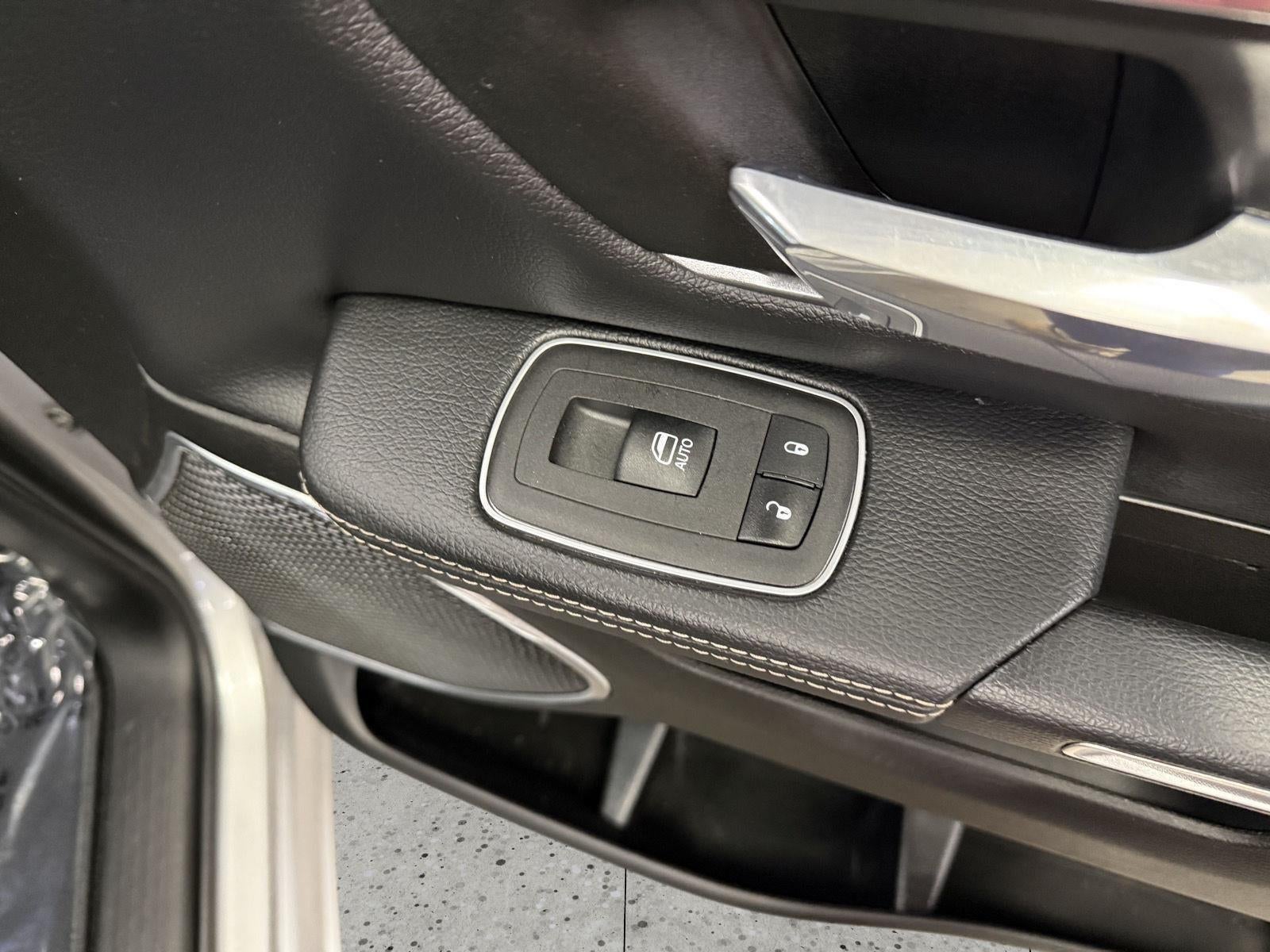 2023 RAM 1500 Laramie Crew Cab 4x4 5'7' Box