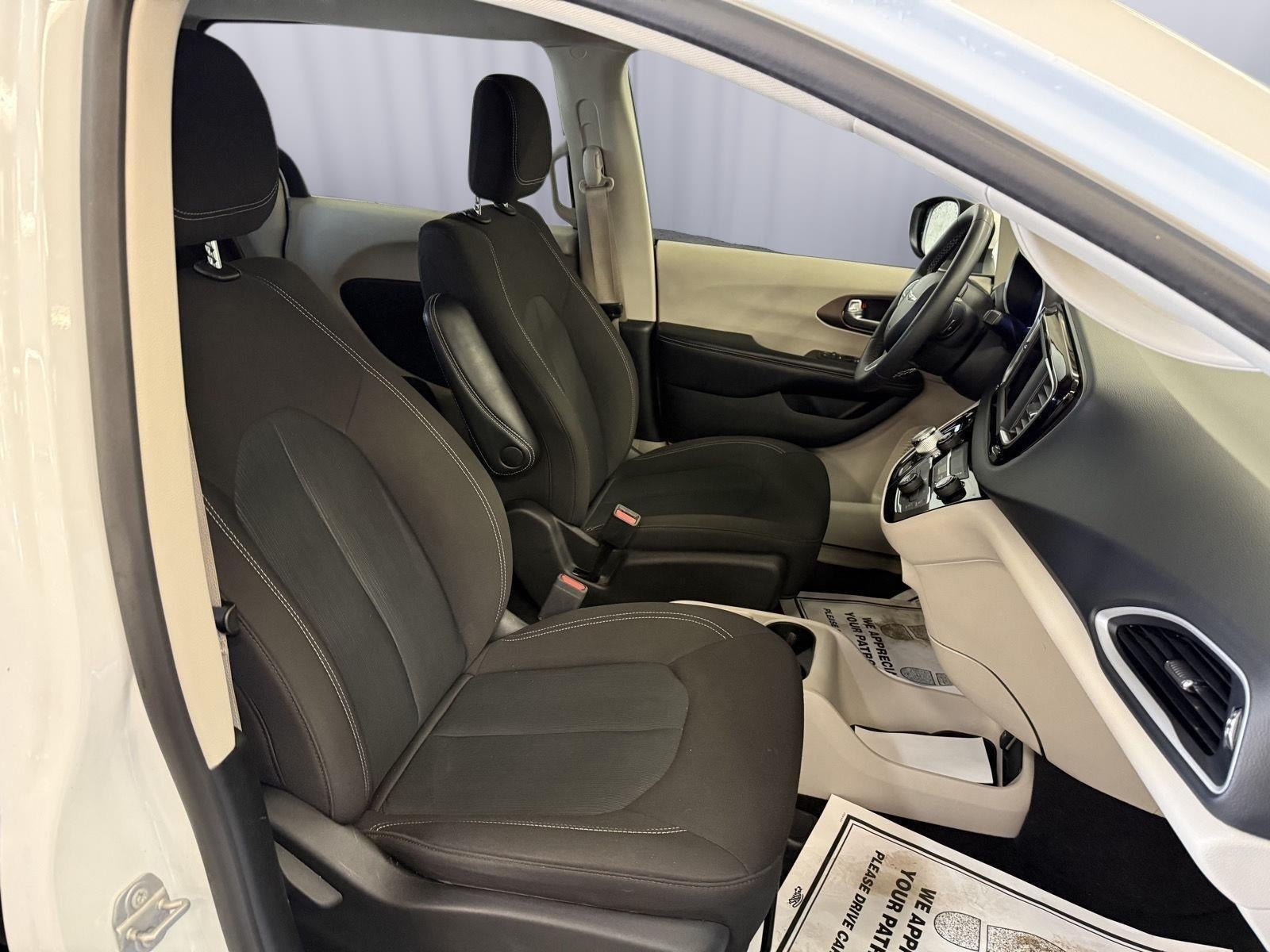 2022 Chrysler Voyager LX