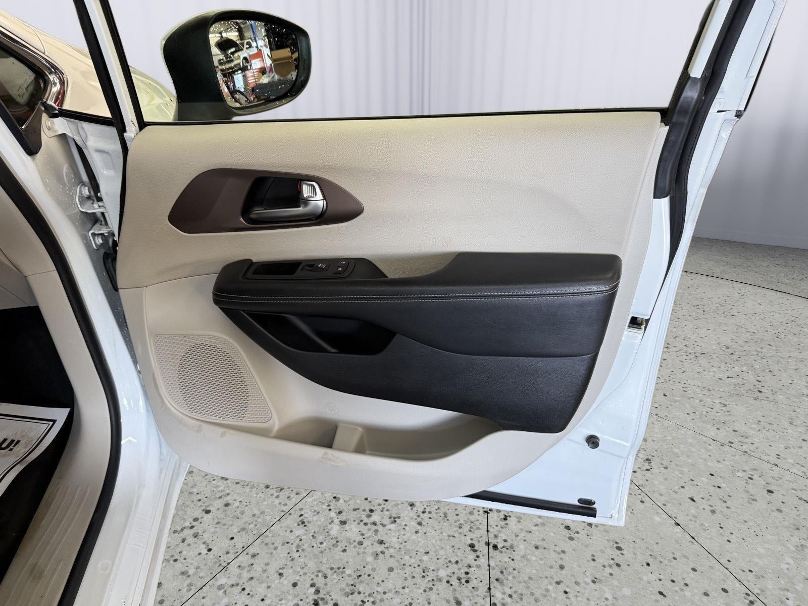 2022 Chrysler Voyager LX