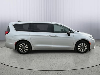 2024 Chrysler Pacifica Select