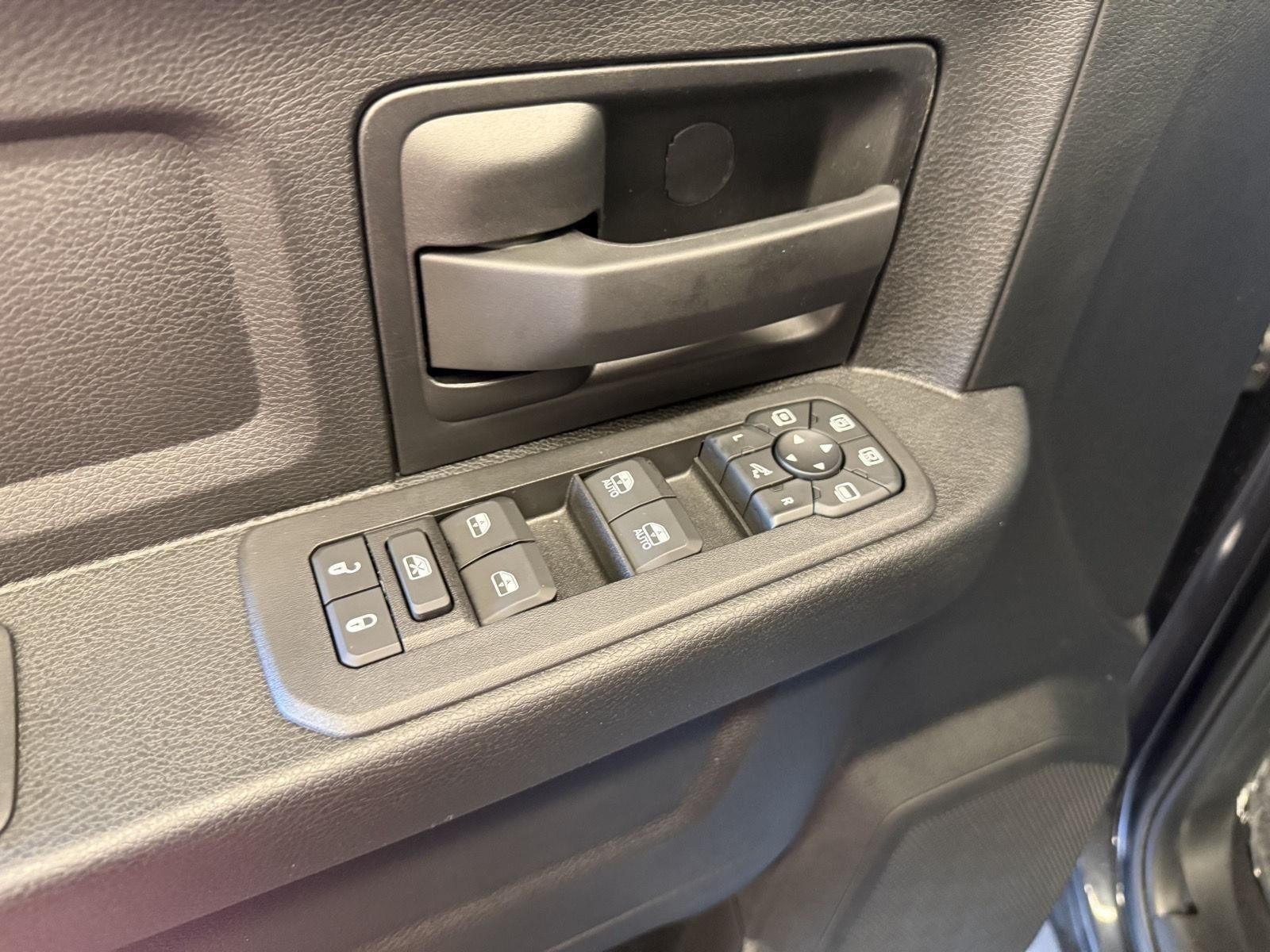 2026 RAM Ram 2500 RAM 2500 BLACK EXPRESS CREW CAB 4X4 6'4' BOX