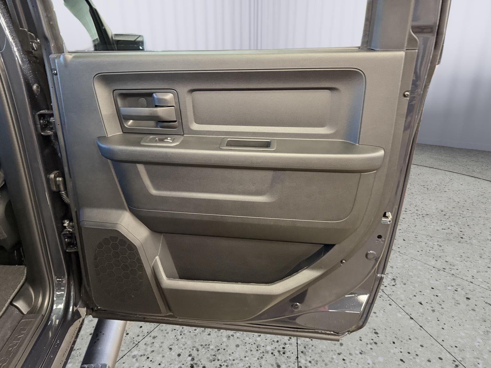 2026 RAM Ram 2500 RAM 2500 BLACK EXPRESS CREW CAB 4X4 6'4' BOX