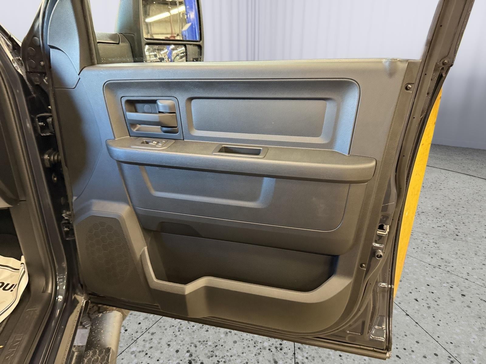 2026 RAM Ram 2500 RAM 2500 BLACK EXPRESS CREW CAB 4X4 6'4' BOX