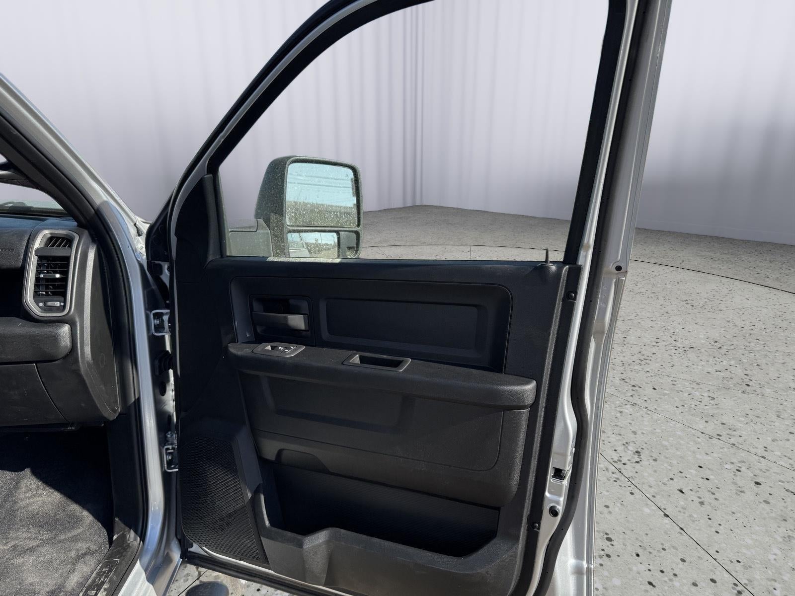 2026 RAM Ram 2500 RAM 2500 BLACK EXPRESS CREW CAB 4X4 6'4' BOX