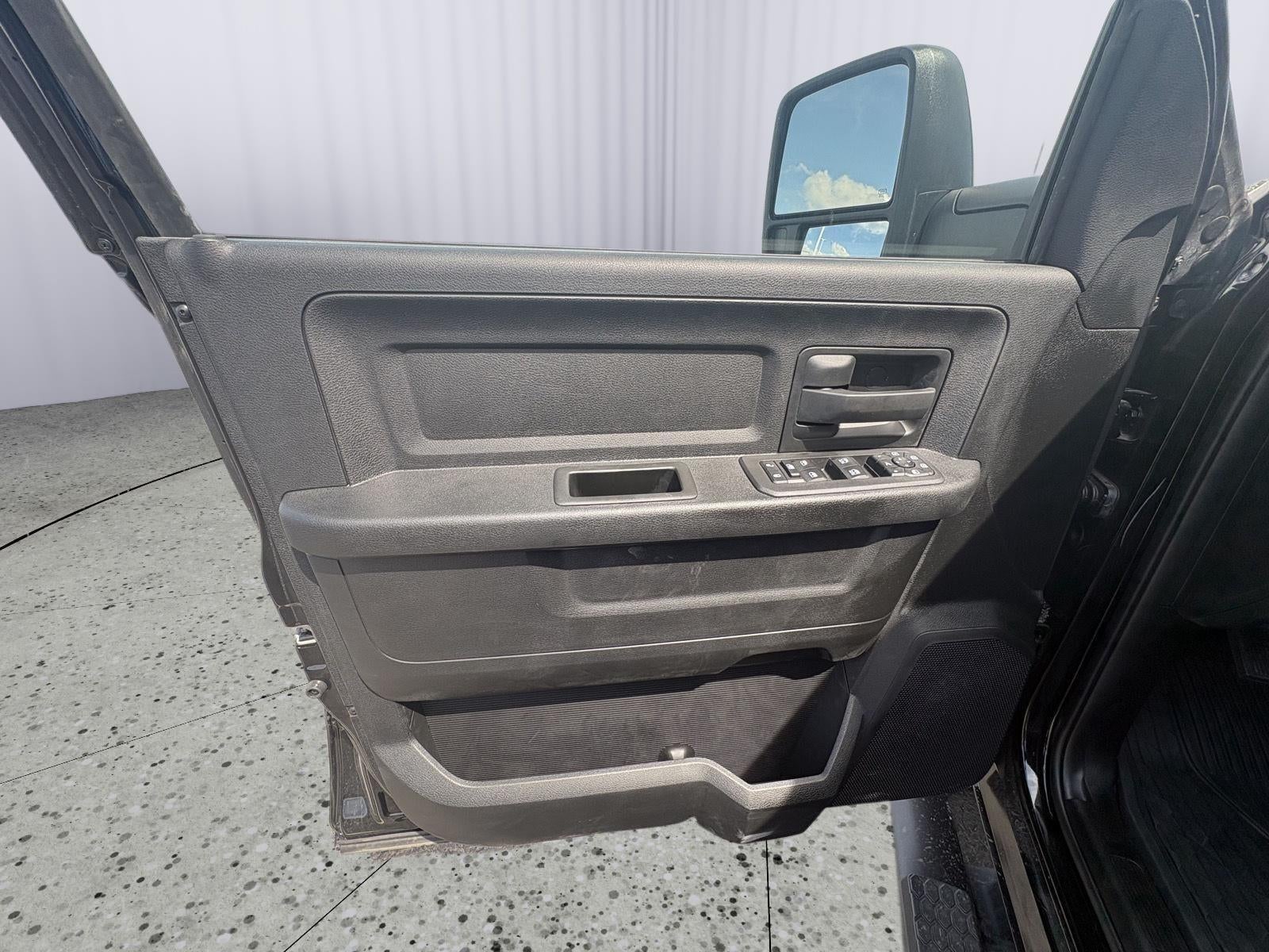 2026 RAM Ram 2500 RAM 2500 BLACK EXPRESS CREW CAB 4X4 6'4' BOX