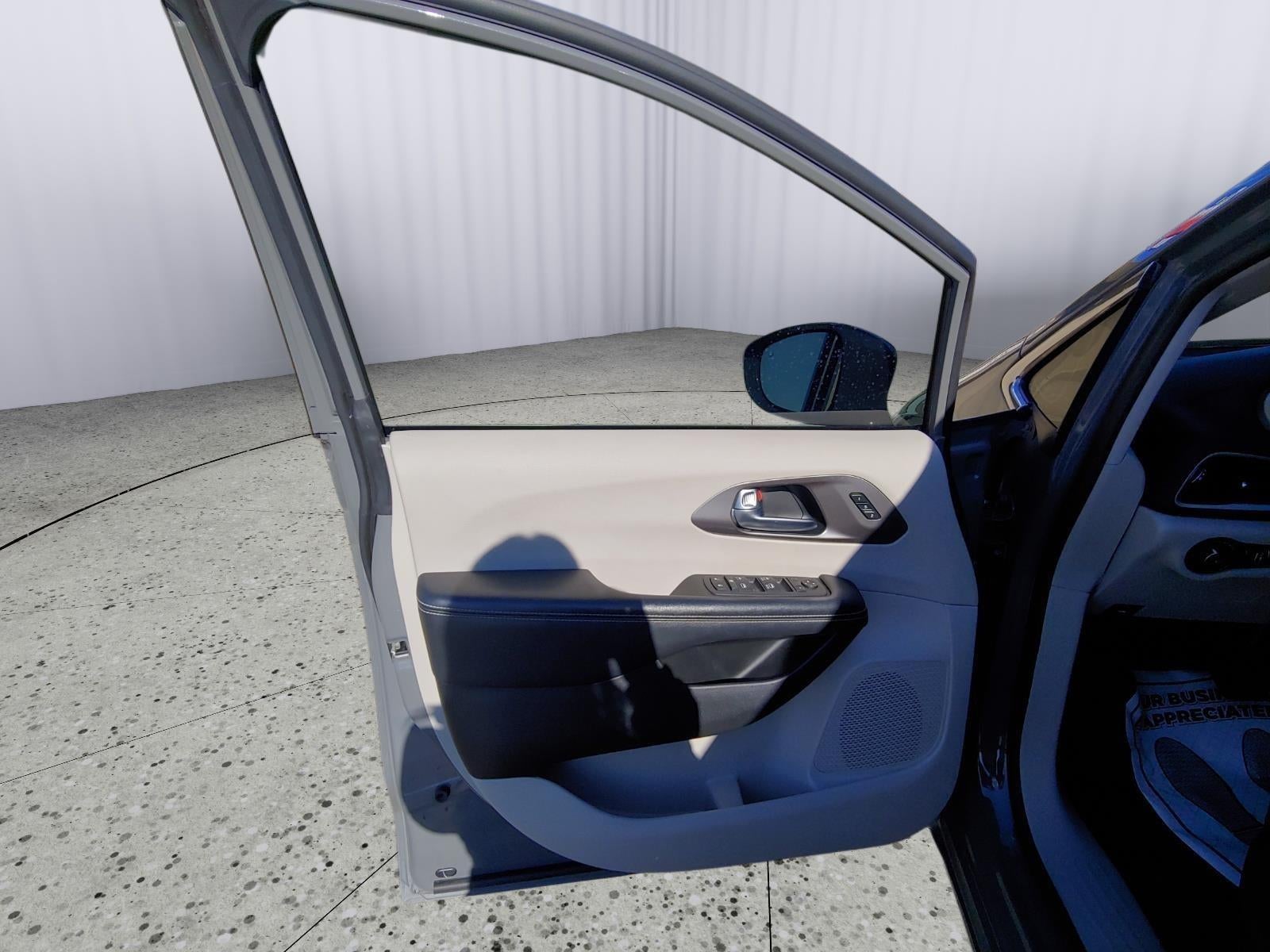 2022 Chrysler Pacifica Touring-L