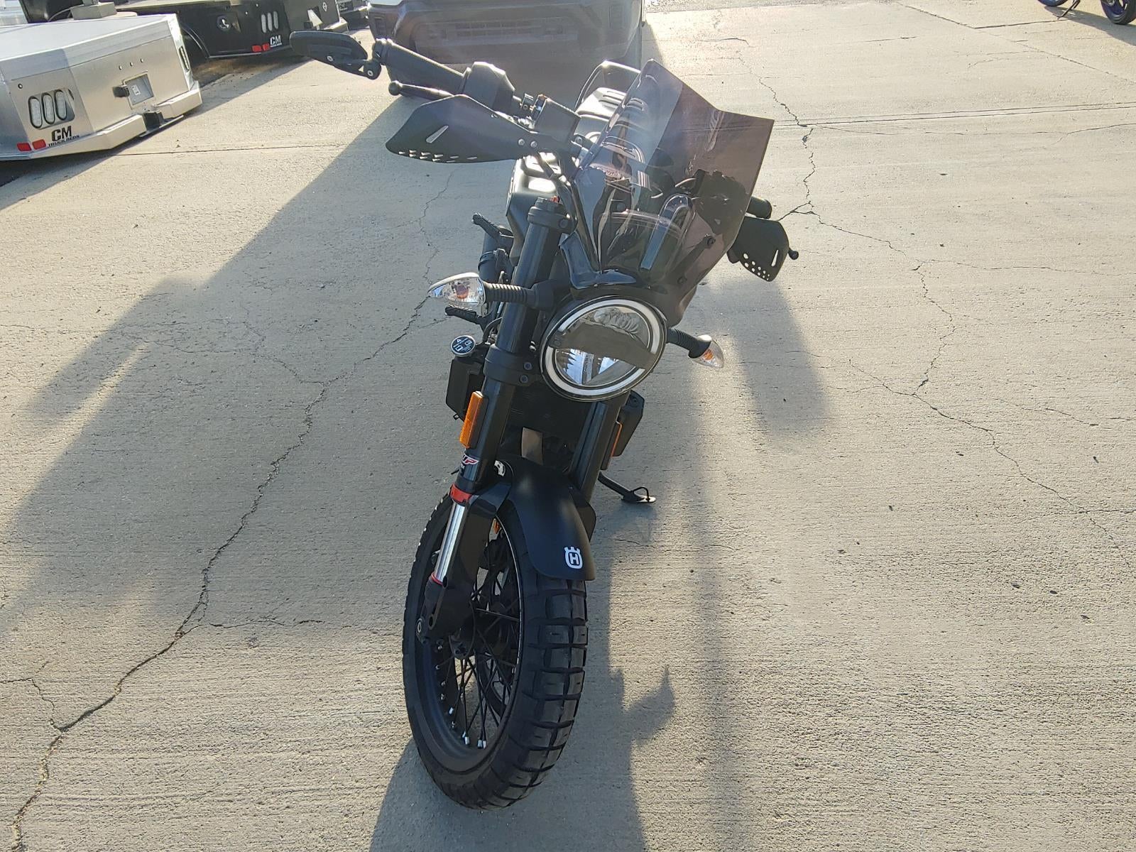 2022 HUSQVARNA SVARTPILEN 401 Base