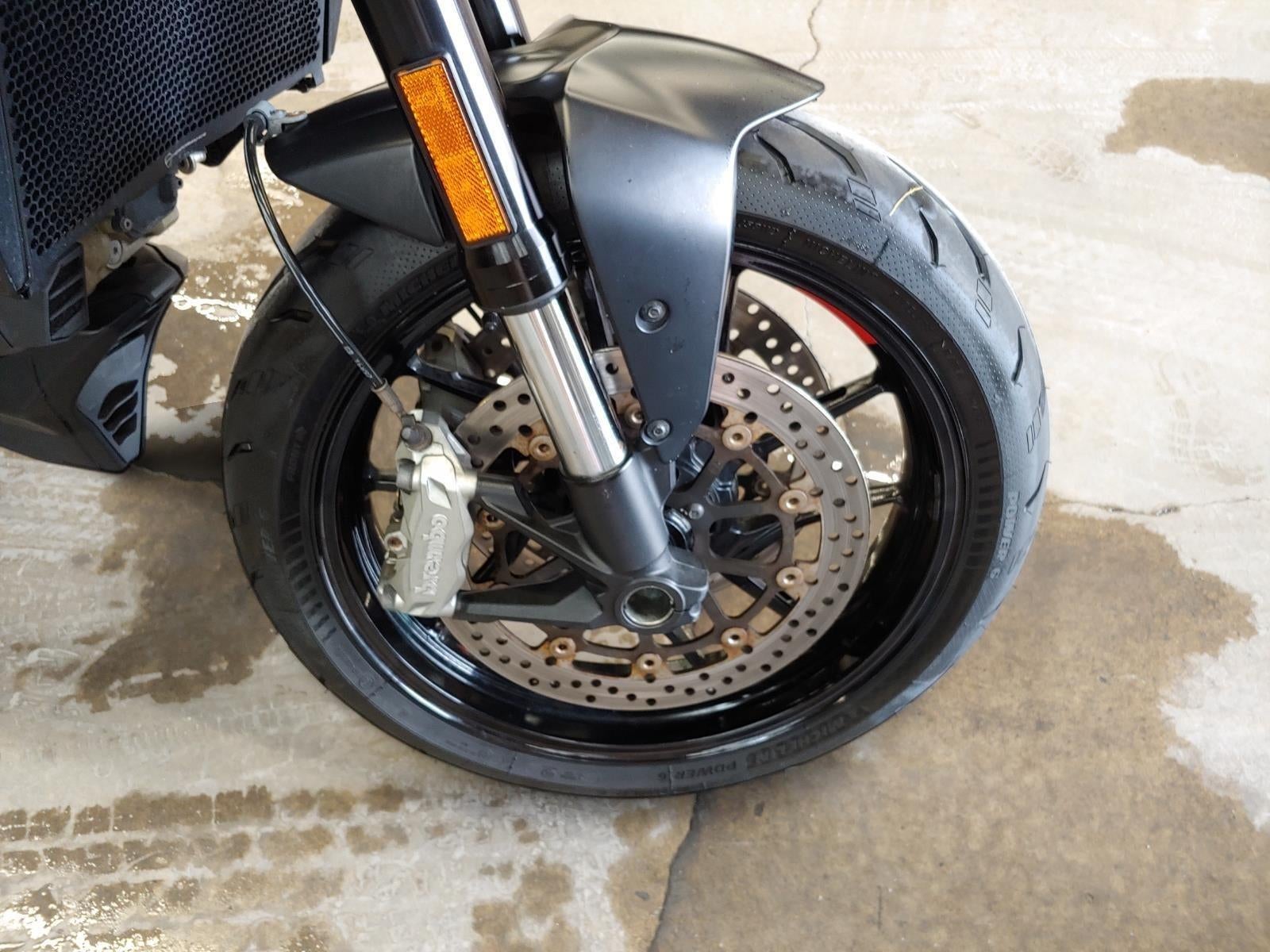 2022 DUCATI MONSTER Base