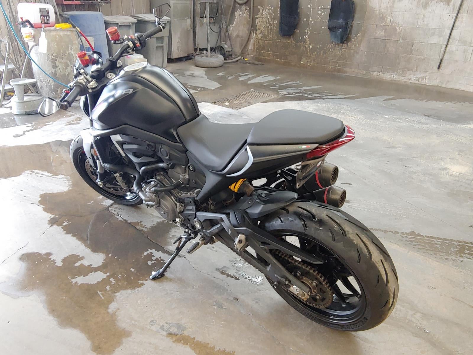 2022 DUCATI MONSTER Base