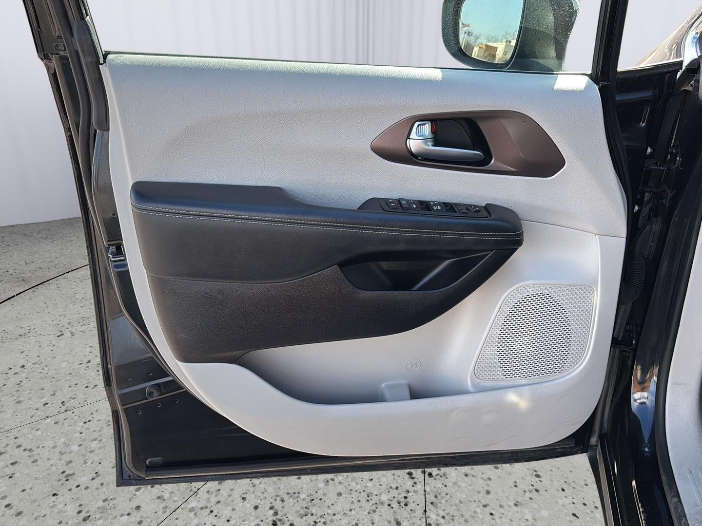 2022 Chrysler Voyager LX